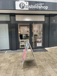 Passbildshop.jpg Das Bild zeigt den Eingangsbereich des Passbildshops