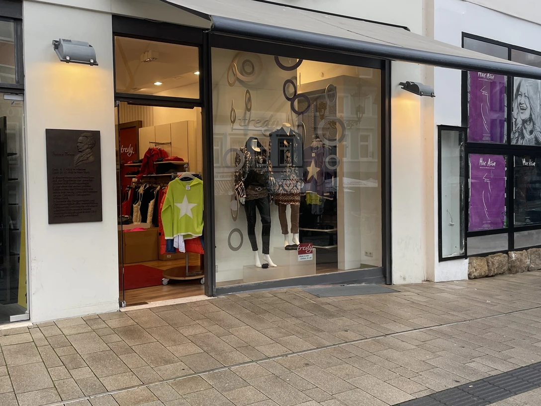 Das Bild zeigt den Eingangsbereich des Geschäftes.