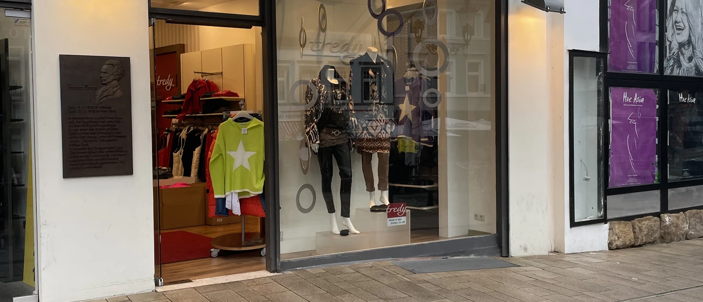 Das Bild zeigt den Eingangsbereich des Geschäftes.