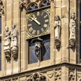 Platzjabbeck Am Kölner Rathausturm thront die monumentale Uhr, umgeben von detailreich gestalteten Statuen.The monumental clock sits enthroned on the Cologne Town Hall tower, surrounded by detailed statues.