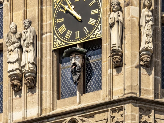 Platzjabbeck Am Kölner Rathausturm thront die monumentale Uhr, umgeben von detailreich gestalteten Statuen.The monumental clock sits enthroned on the Cologne Town Hall tower, surrounded by detailed statues.
