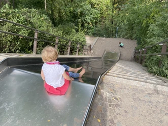 The rapid giant slide leads from the Plagwitz district park directly to the Karl Heine Canal.