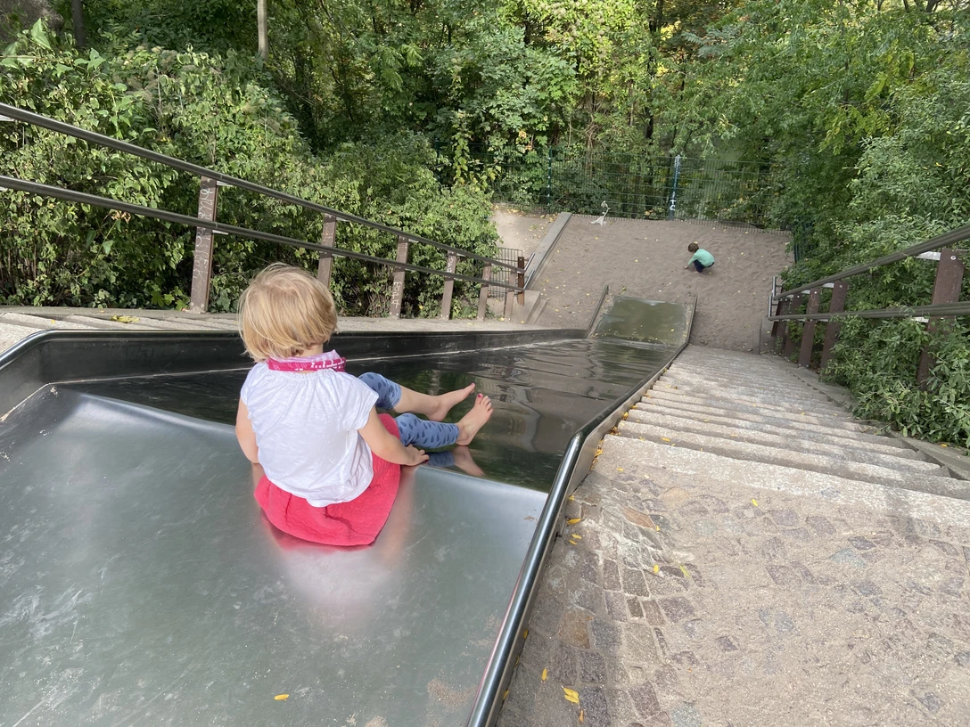 Stadtteilpark Plagwitz- Familienurlaub in Leipzig Die rasante Riesenrutsche führt vom Stadtteilpark Plagwitz direkt an den Karl-Heine-Kanal.