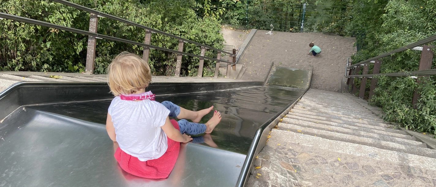 Stadtteilpark Plagwitz- Familienurlaub in Leipzig Die rasante Riesenrutsche führt vom Stadtteilpark Plagwitz direkt an den Karl-Heine-Kanal.