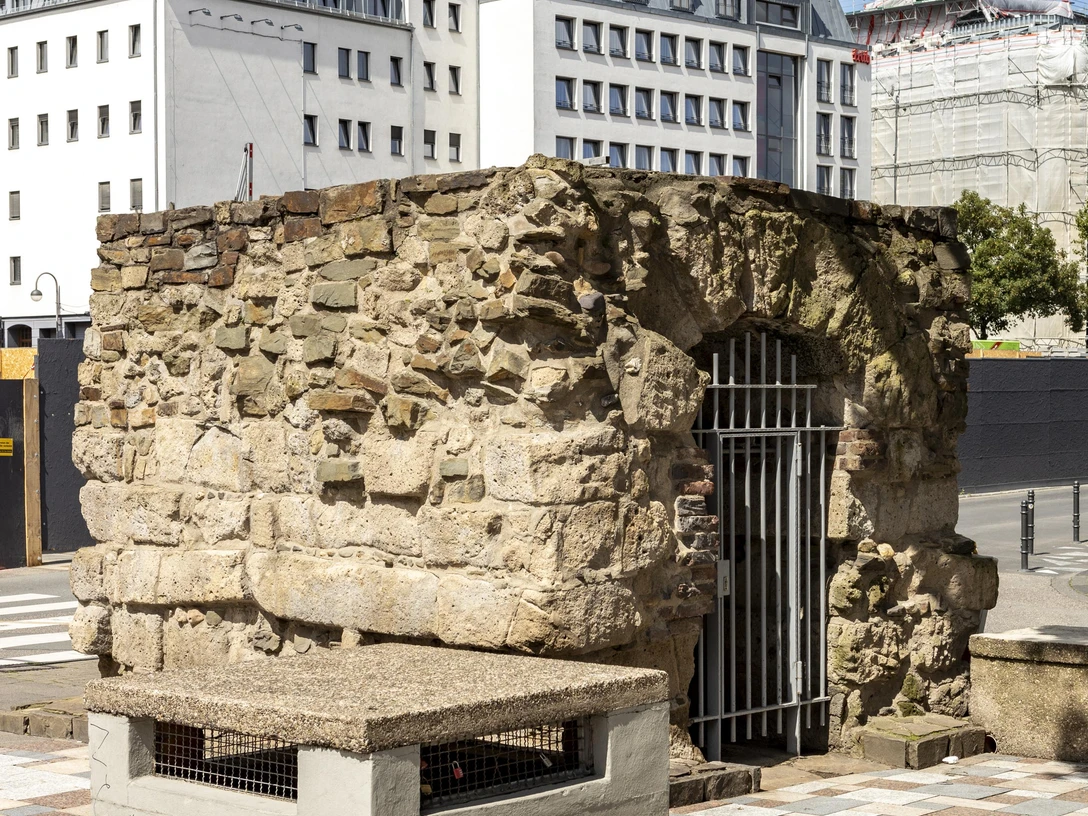 Roman sewer Alter römischer Abwasserkanal in Köln, solide Steinmauern, moderne Gebäude im Hintergrund.Old Roman sewer in Cologne, solid stone walls, modern buildings in the background.