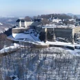 Festung Königstein Eine verschneite Festung Königstein auf einem Hügel, umgeben von kahlen Bäumen und einer weiten Winterlandschaft unter klarem, blauem Himmel.A snow-covered Königstein fortress on a hill, surrounded by bare trees and a vast winter landscape under a clear blue sky.Zasněžená pevnost Königstein na kopci, obklopená holými stromy a rozlehlou zimní krajinou pod jasně modrou oblohou.Pokryta śniegiem twierdza Königstein na wzgórzu, otoczona nagimi drzewami i rozległym zimowym krajobrazem pod czystym błękitnym niebem.Een besneeuwd fort van Königstein op een heuvel, omringd door kale bomen en een uitgestrekt winterlandschap onder een strakblauwe hemel.Una fortezza di Königstein coperta di neve su una collina, circondata da alberi spogli e da un vasto paesaggio invernale sotto un cielo azzurro e limpido.