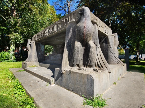 Kriegerdenkmal im Baumschulwäldchen Kriegerdenkmal im Baumschulwäldchen