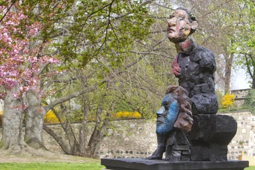 Hommage an Beethoven Die von Markus Lüpertz eigens für Bonn geschaffene Bronzeskulptur "Hommage an Beethoven" wurde der Stadt Bonn von der Stiftung für Kunst und Kultur e. V. als Dauerleihgabe übergeben. Markus Lüpertz, Maler, Grafiker und Bildhauer, zählt zu den bekanntesten deutschen Künstlern der Gegenwart.