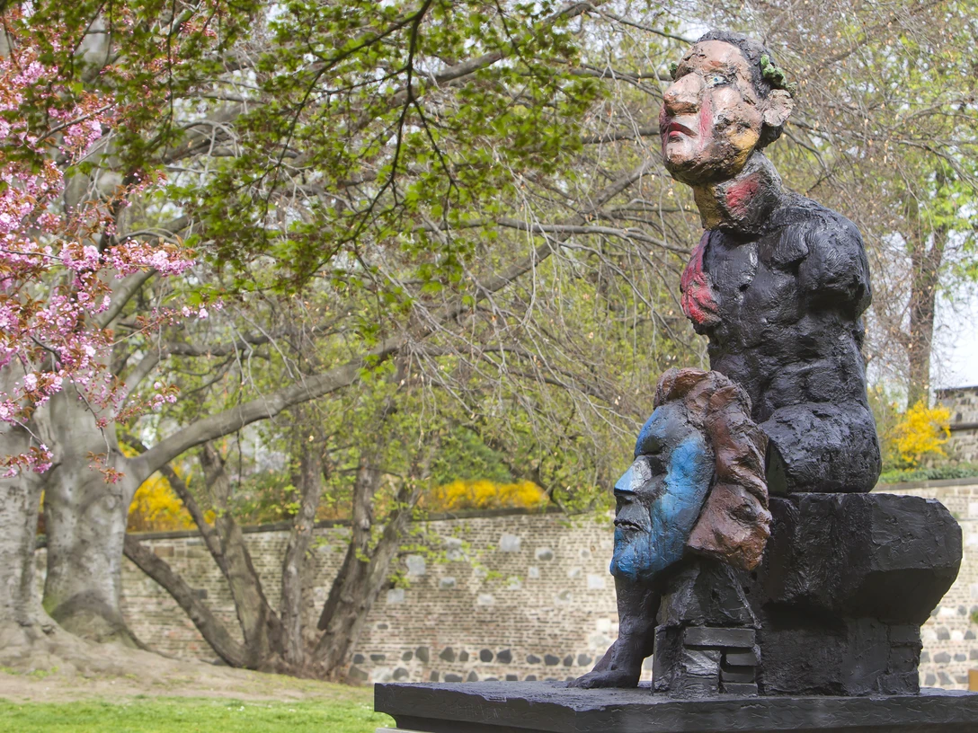 Hommage an Beethoven Die von Markus Lüpertz eigens für Bonn geschaffene Bronzeskulptur "Hommage an Beethoven" wurde der Stadt Bonn von der Stiftung für Kunst und Kultur e. V. als Dauerleihgabe übergeben. Markus Lüpertz, Maler, Grafiker und Bildhauer, zählt zu den bekanntesten deutschen Künstlern der Gegenwart.