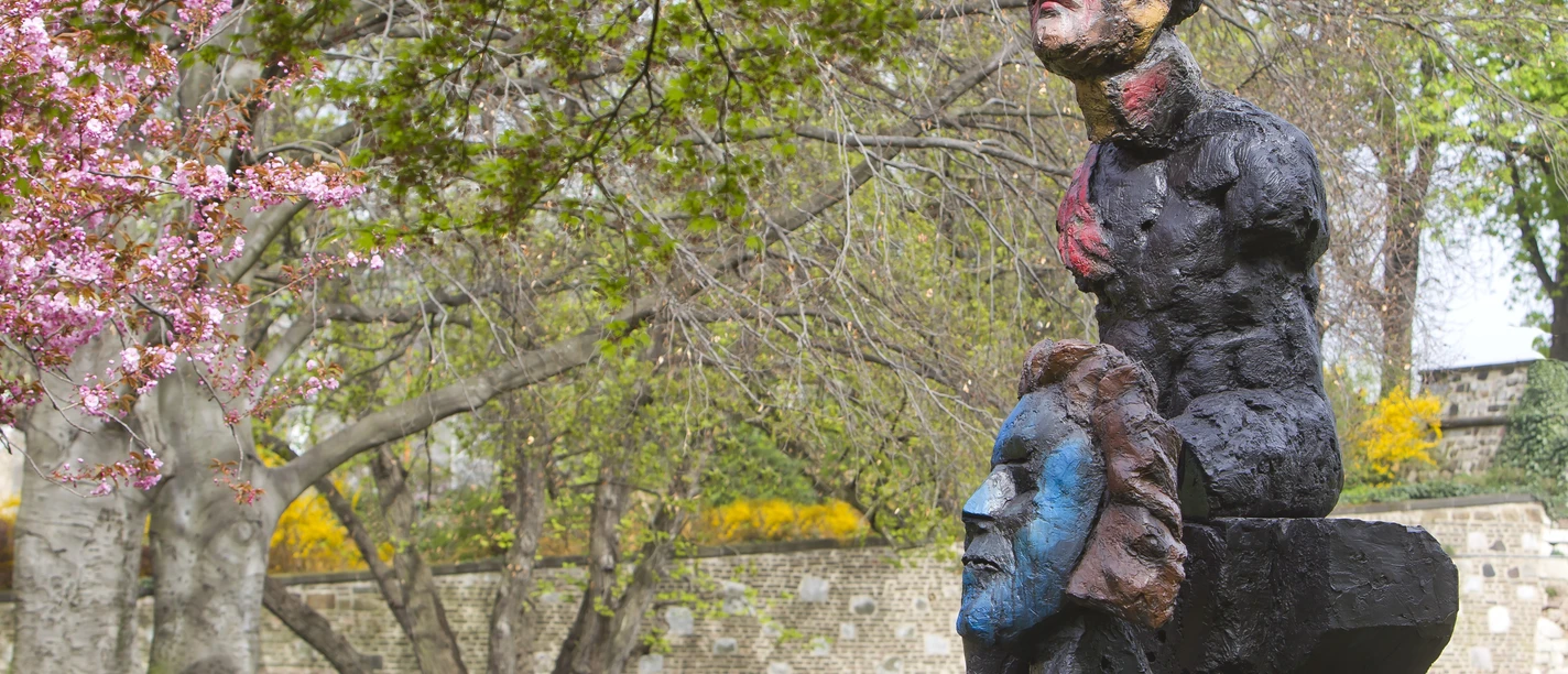 Hommage an Beethoven Die von Markus Lüpertz eigens für Bonn geschaffene Bronzeskulptur "Hommage an Beethoven" wurde der Stadt Bonn von der Stiftung für Kunst und Kultur e. V. als Dauerleihgabe übergeben. Markus Lüpertz, Maler, Grafiker und Bildhauer, zählt zu den bekanntesten deutschen Künstlern der Gegenwart.