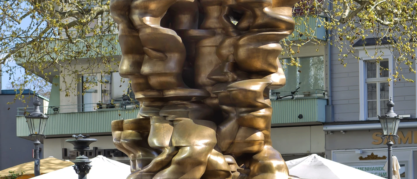 Mean Average - Tony Cragg Die "Stiftung für Kunst und Kultur e.V." hat der Stadt Bonn 2014 die Skulptur "Mean Average" von Anthony Cragg als Leihgabe zur Verfügung gestellt.