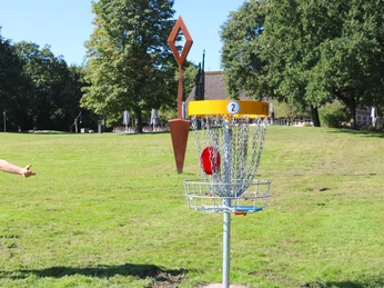 Spielerin beim Disc Golf am Vörder See Spielerin beim Disc Golf am Vörder See