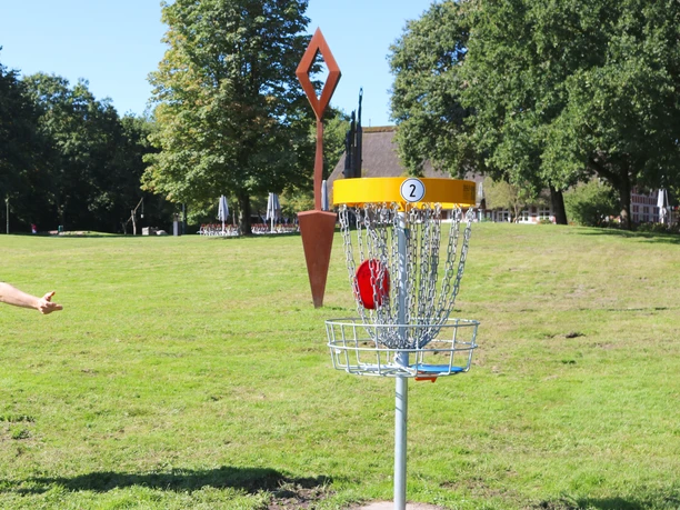 Spielerin beim Discgolf am Vörder See Spielerin beim Discgolf am Vörder See