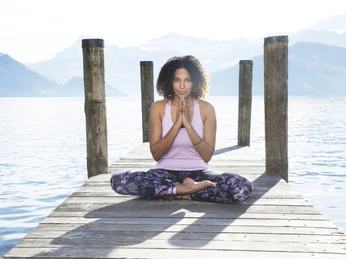 Yoga meets Weggis Yoga am Ufer des VierwaldstätterseesYoga on the shores of Lake LucerneYoga sur les rives du lac des Quatre-Cantons