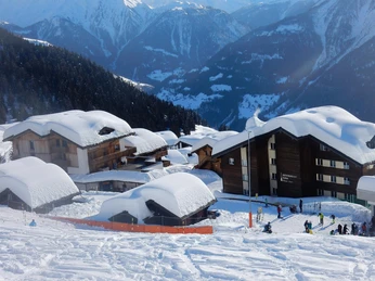 Lusa rechts_Coop links_gegenüber Sessellift