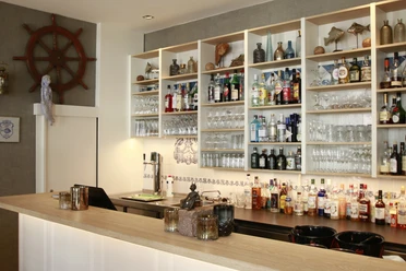 Hotelbar 53 Grad - Hotel Achterdiek auf Juist.JPG Hotelbar 53 Grad - Hotel Achterdiek auf Juist