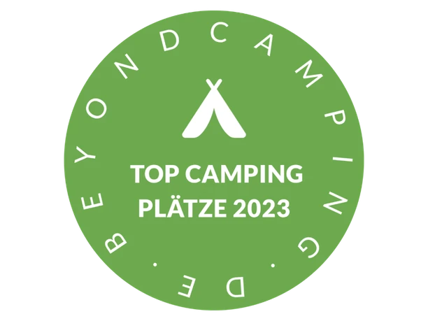 Siegel_BeyondCamping_Campingplaetze_2023_grün.png Grünes Siegel mit Zelt und Aufschrift Top Camping Plätze 2023 von Beyondcamping.