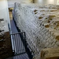 Römische Stadtmauer Die Aufnahme zeigt einen Abschnitt der antiken römischen Stadtmauer in Köln, eindrucksvoll eingebettet in eine moderne Tiefgarage. The photo shows a section of the ancient Roman city wall in Cologne, impressively embedded in a modern underground parking garage.