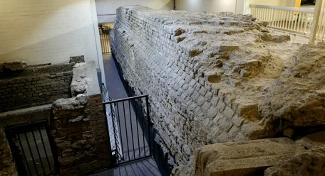 Roman city wall The photo shows a section of the ancient Roman city wall in Cologne, impressively embedded in a modern underground parking garage.