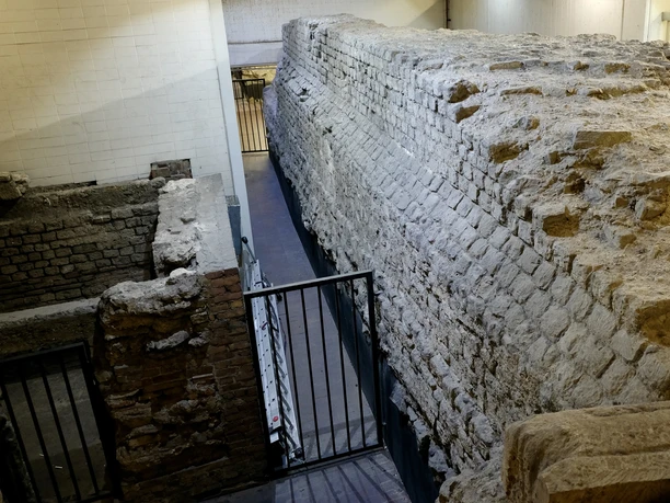 Roman city wall The photo shows a section of the ancient Roman city wall in Cologne, impressively embedded in a modern underground parking garage.