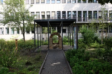 Römische Eifelwasserleitung Das Bild zeigt den Römerkanal, ein antikes Relikt mit Beschilderung, eingebettet in eine grüne Umgebung.