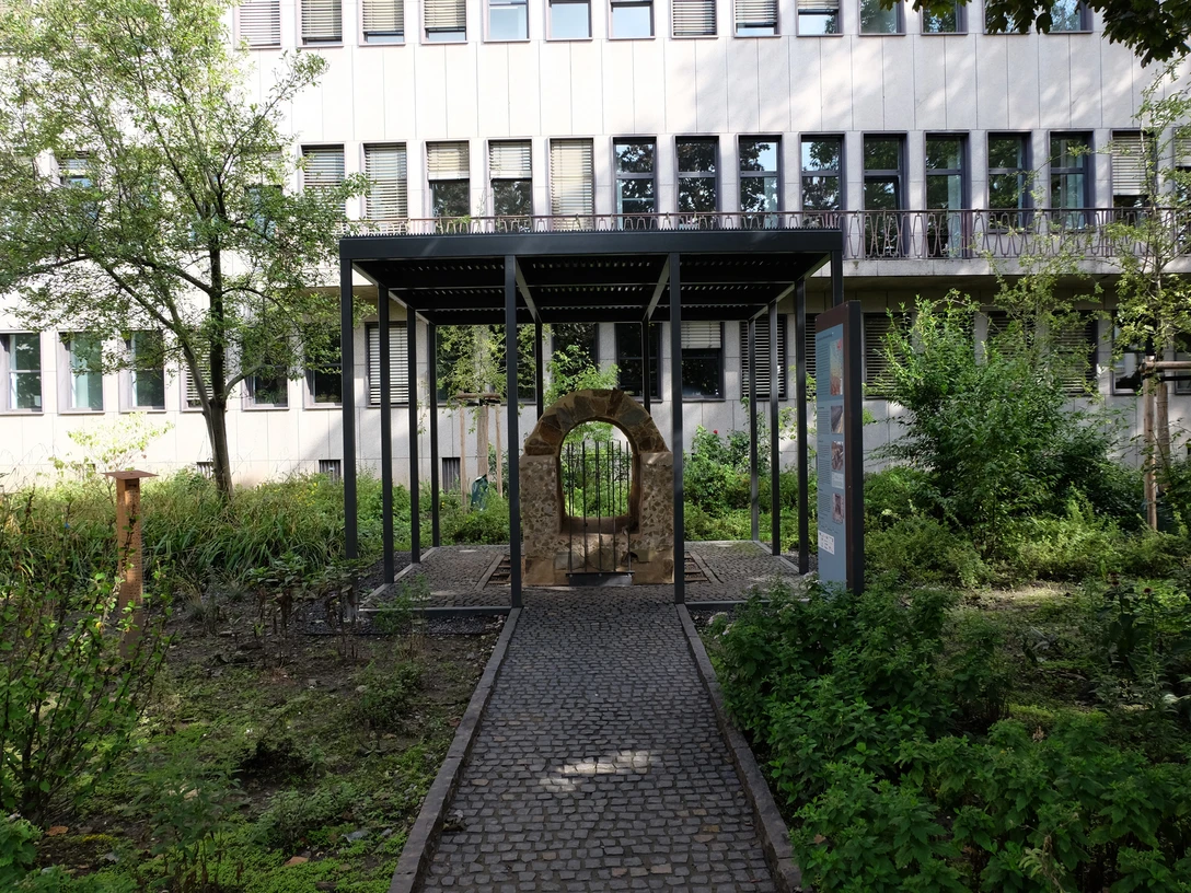 Römische Eifelwasserleitung Das Bild zeigt den Römerkanal, ein antikes Relikt mit Beschilderung, eingebettet in eine grüne Umgebung.The picture shows the Roman canal, an ancient relic with signage, embedded in green surroundings.