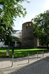 Helenenturm Der Helenenturm, ein römischer Bauturm aus Bruchstein, umgeben von Bäumen und Grünflächen.