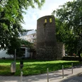 Helenenturm Der Helenenturm, ein römischer Bauturm aus Bruchstein, umgeben von Bäumen und Grünflächen.The Helenenturm, a Roman building tower made of quarry stone, surrounded by trees and green spaces.