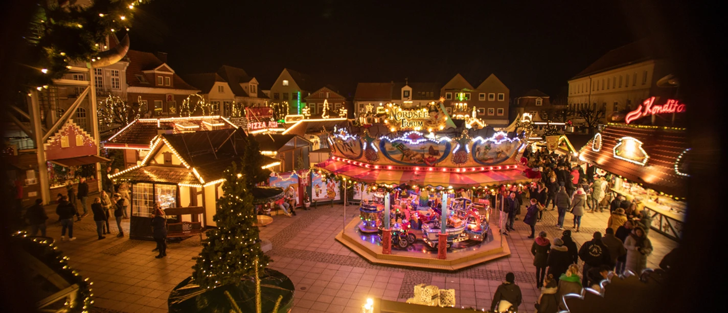 Auricher Weihnachtszauber Panorama mit Karussell Aurich Magisch Kerstpanorama met draaimolen