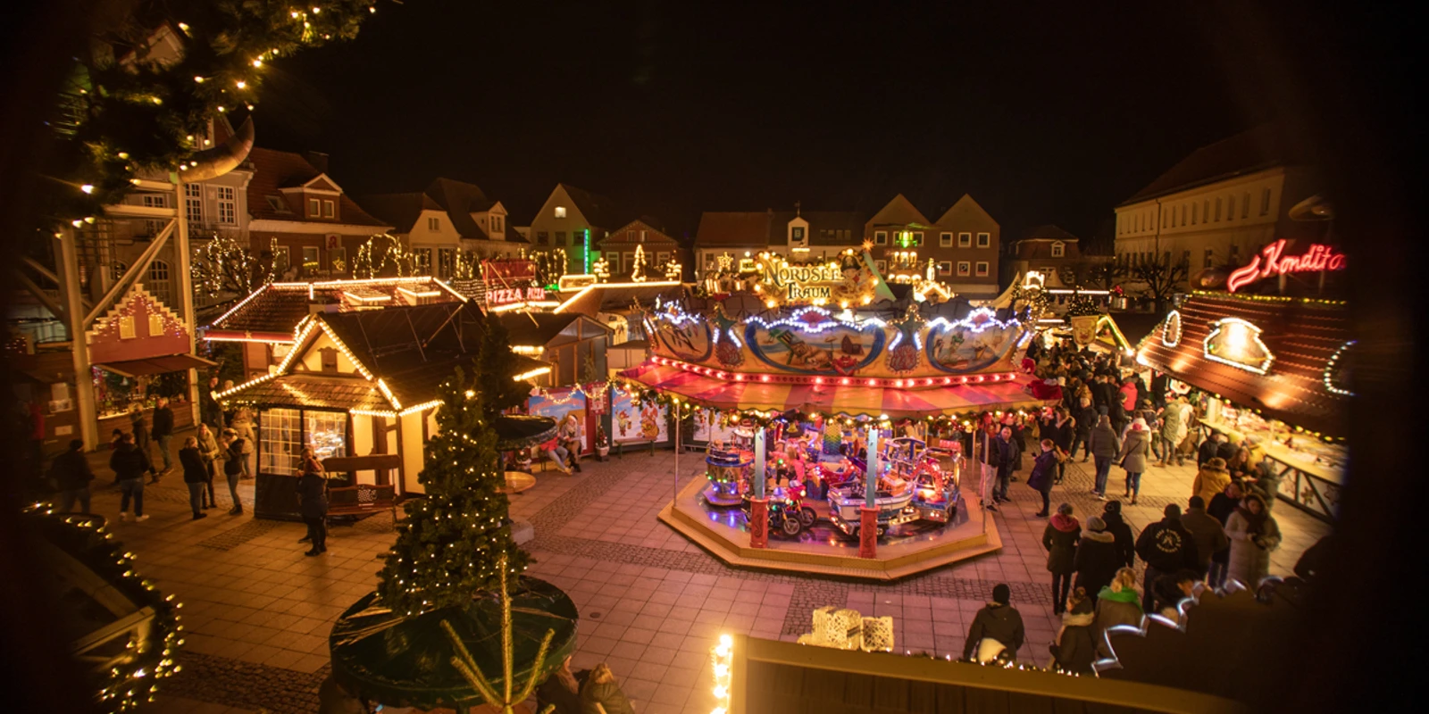 Auricher Weihnachtszauber Panorama mit Karussell Auricher Weihnachtszauber Panorama mit KarussellAurich Christmas Magic Panorama with carouselAurich Christmas Magic Panorama med karruselAurich Magisch Kerstpanorama met draaimolen