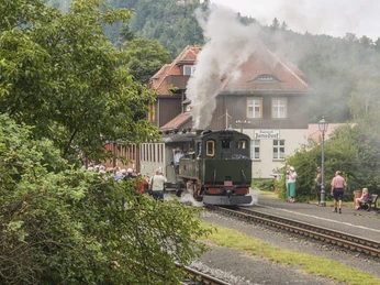 Pension "Zum Bahnel" und Bahnhof Kurort Jonsdorf