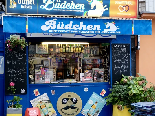 La Ola Büdchen Farbenfrohes Büdchen in Köln, dekoriert mit Bildern und Schildern. Einladender Treffpunkt.Colorful little stall in Cologne, decorated with pictures and signs. An inviting meeting place.