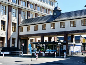 Caffee Kiosk A modern kiosk with café near a historical building ensemble in Cologne.
