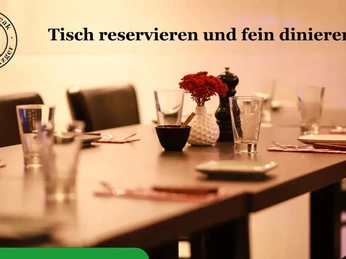 Mann und Metzger Tische Ein elegant gedeckter Tisch in einem stilvollen Restaurant mit Besteck, Gläsern und Dekoration.