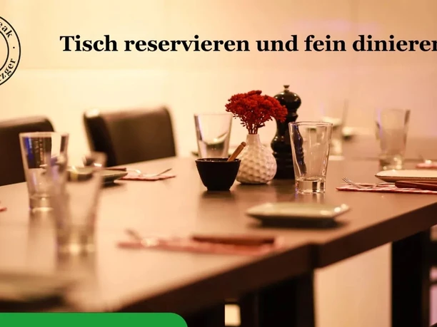 Mann und Metzger Tische Ein elegant gedeckter Tisch in einem stilvollen Restaurant mit Besteck, Gläsern und Dekoration.