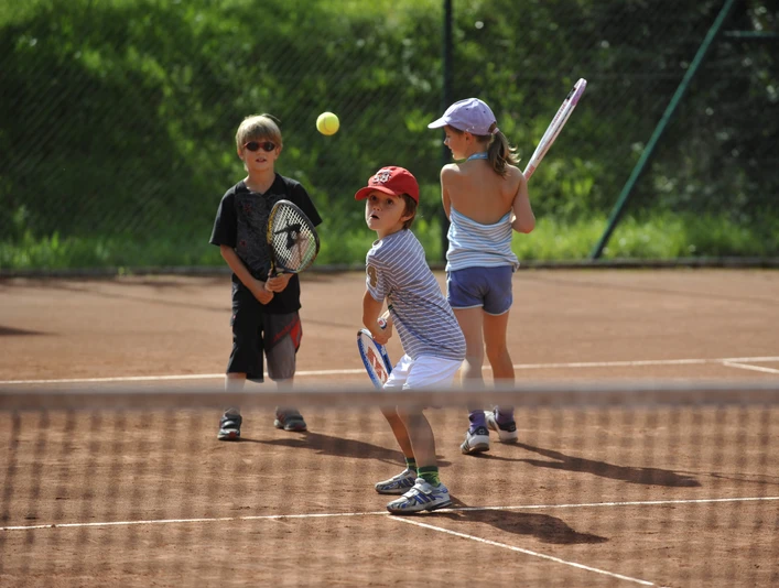 Tennis-Weggis-Kinder-7_CP.JPG Kinder, die Tennis spielen