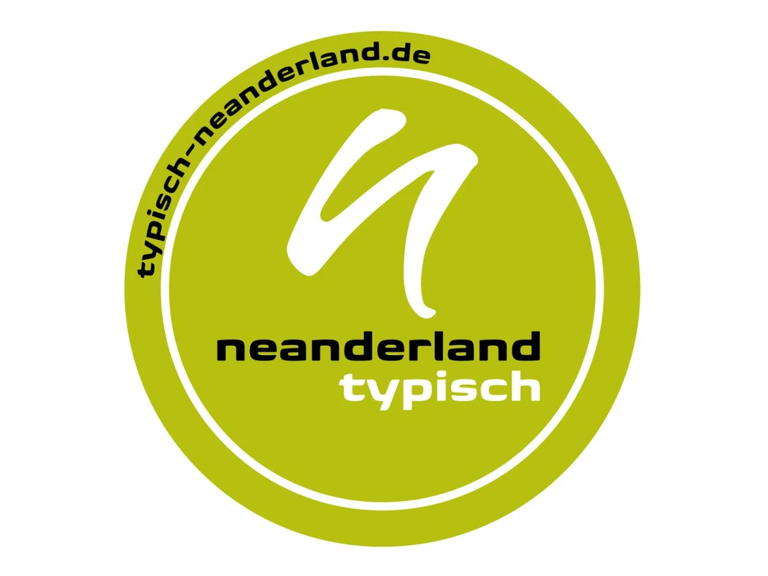 TYPISCH neanderland Siegel Grünes Siegel mit weißem Schriftzug: typisch neanderland.