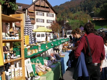 Bénichon à la châtaigne Marktstände an der Chestene ChilbiMarket stalls at the chestene fairStands de marché à la bénichon à la châtaigne
