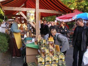 Bénichon à la châtaigne Marktstände an der Chestene ChilbiMarket stalls at the chestene fairStands de marché à la bénichon à la châtaigne