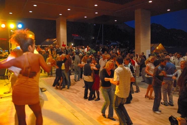 Festival Riviera Latina Des gens qui dansent au festival Riviera Latina