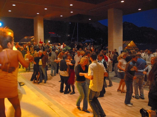 Riviera Latina Festival Tanzende Menschen am Riviera Latina FestivalDancing people at the Riviera Latina FestivalDes gens qui dansent au festival Riviera Latina