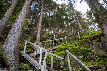 Treppe hinauf in Richtung Flüelirast