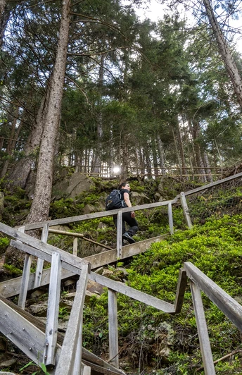 Treppe hinauf in Richtung Flüelirast