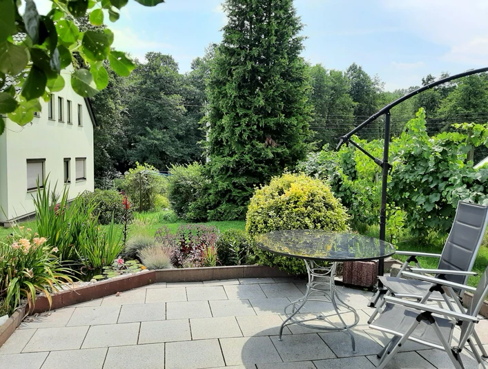 Gartensitzplatz mit Blick Richtung Straße