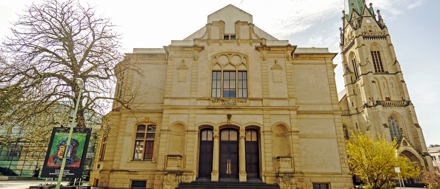 Fassade des Osthaus Museums in Hagen, Nordrhein-Westfalen, mit neogotischen Architekturelementen.