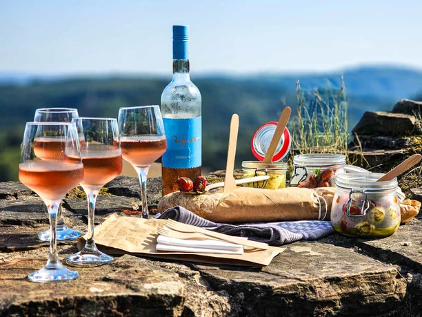 Picknick an der Burg genießen