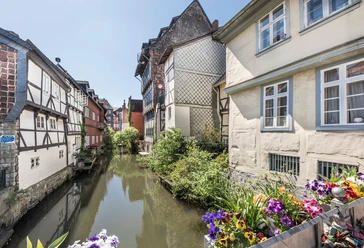 Klein Venedig Fachwerkhäuser an einer Gracht, Frühlingsblumen am Brückengeländer
