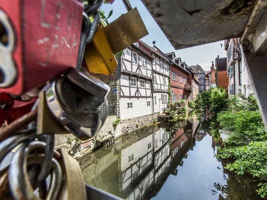 Klein Venedig Liebesschlösser Fachwerkhäuser spiegeln sich im Wasser