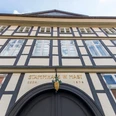 Fachwerkhaus mit goldener Traube über dem Eingang
