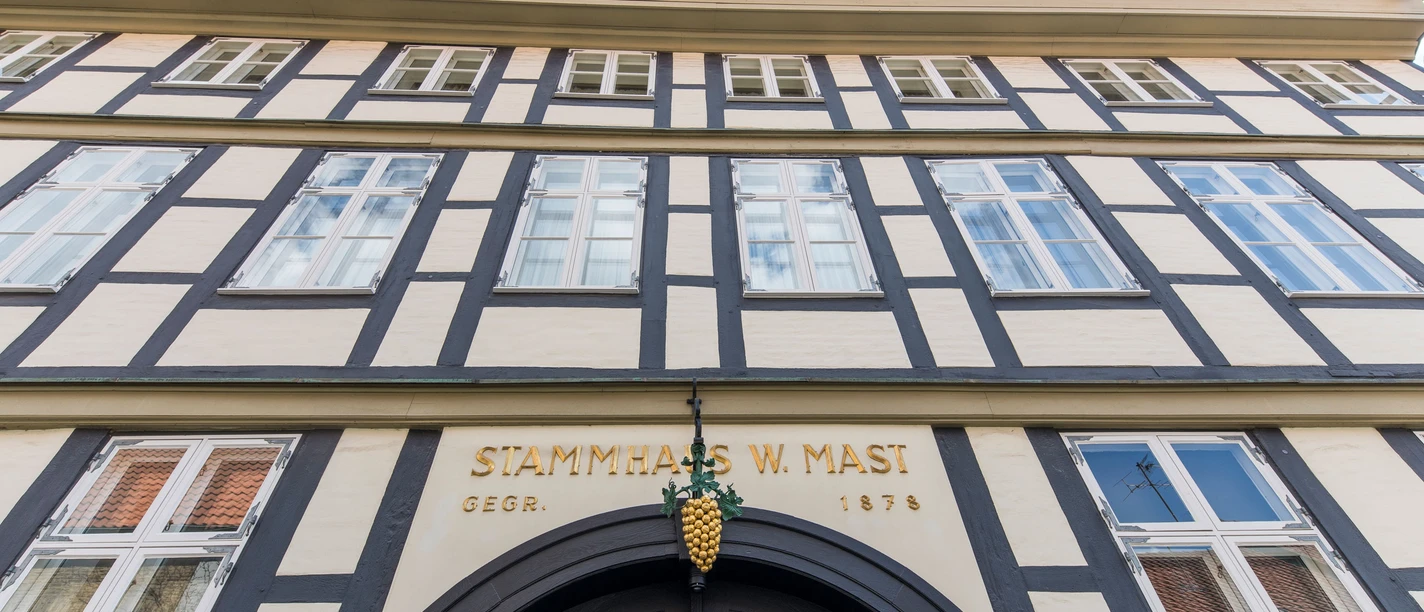 Fachwerkhaus mit goldener Traube über dem Eingang
